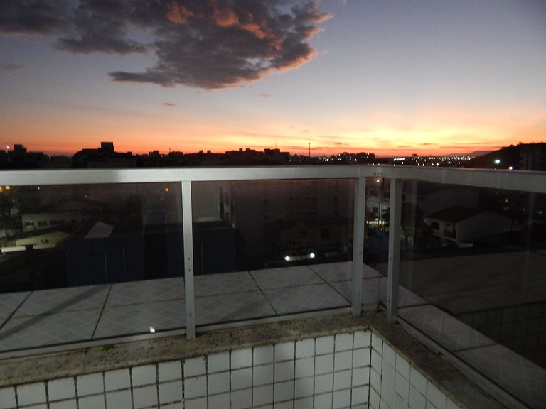 5 min a pé da Praia do Forte - Cobertura Duplex com Terraço