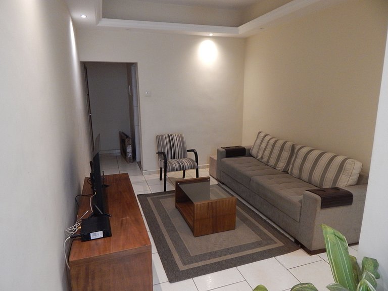 Espaçoso apto de 1 quarto na quadra da Praia