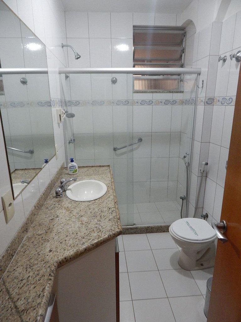 Espaçoso apto de 1 quarto na quadra da Praia