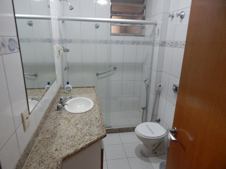 Espaçoso apto de 1 quarto na quadra da Praia