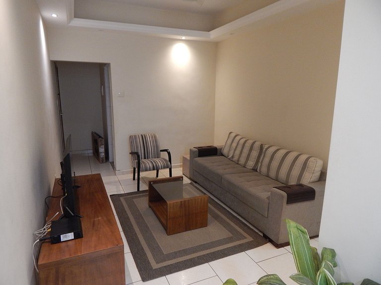 Espaçoso apto de 1 quarto na quadra da Praia