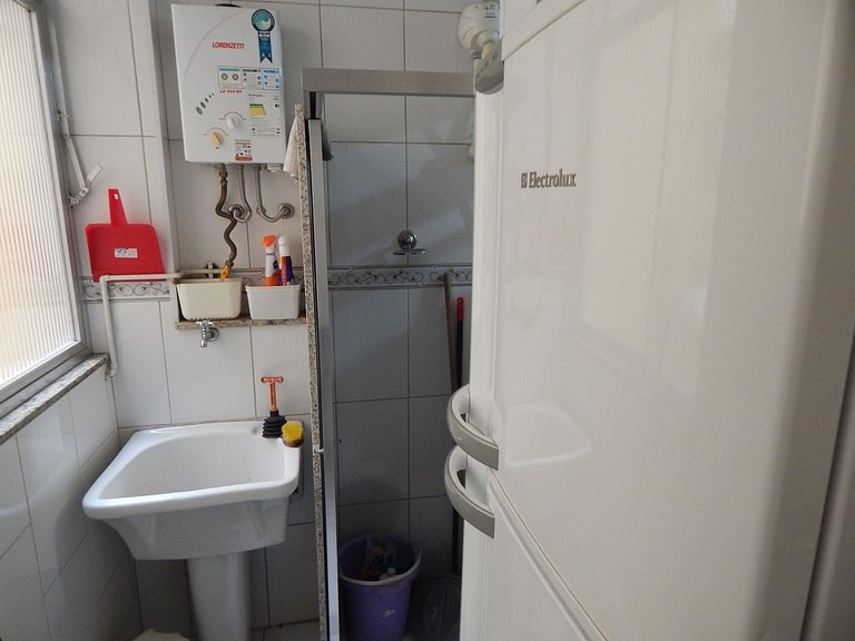 Espaçoso apto de 1 quarto na quadra da Praia