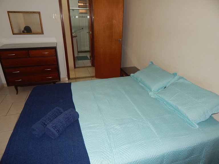 Espaçoso apto de 1 quarto na quadra da Praia
