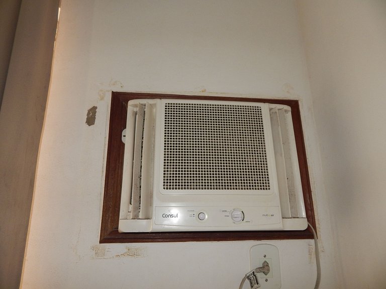 Espaçoso apto de 1 quarto na quadra da Praia
