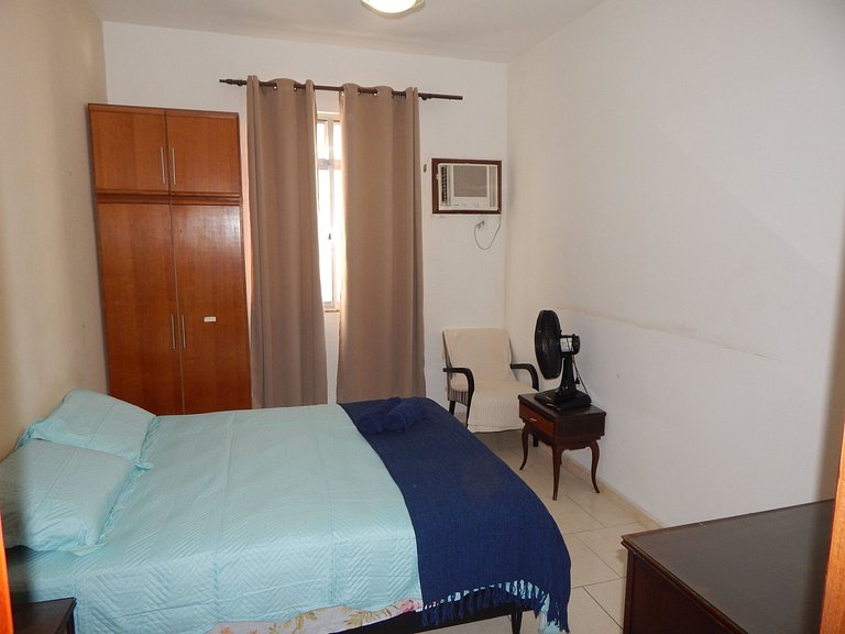 Espaçoso apto de 1 quarto na quadra da Praia