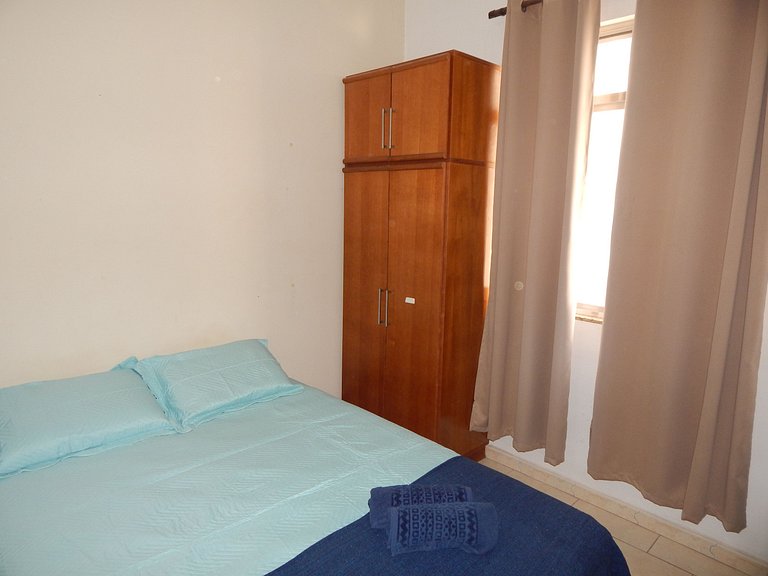 Espaçoso apto de 1 quarto na quadra da Praia