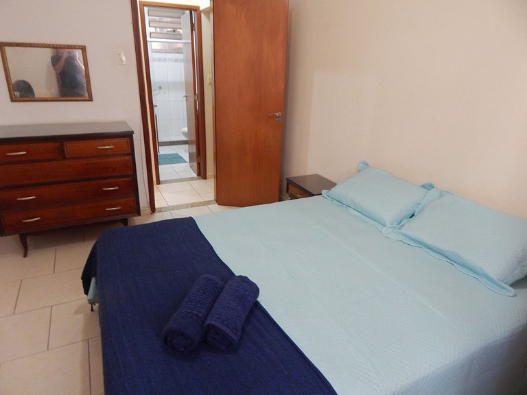 Espaçoso apto de 1 quarto na quadra da Praia