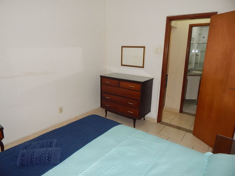 Espaçoso apto de 1 quarto na quadra da Praia