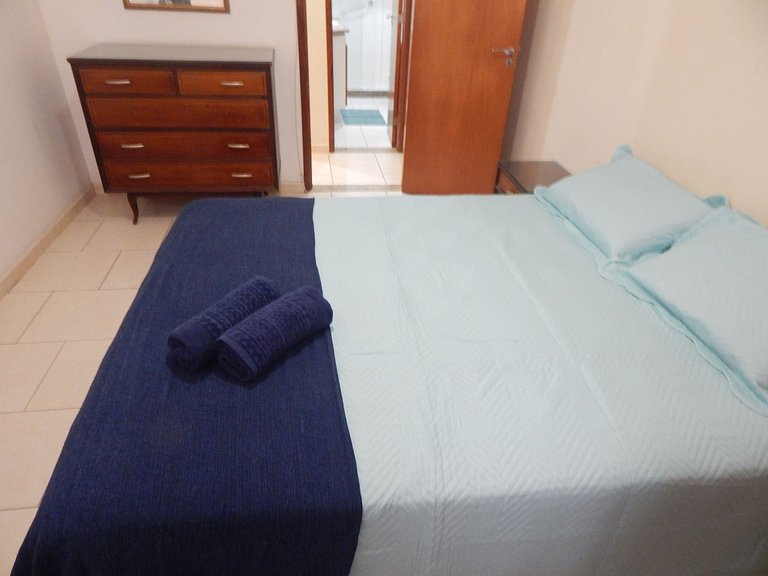 Espaçoso apto de 1 quarto na quadra da Praia