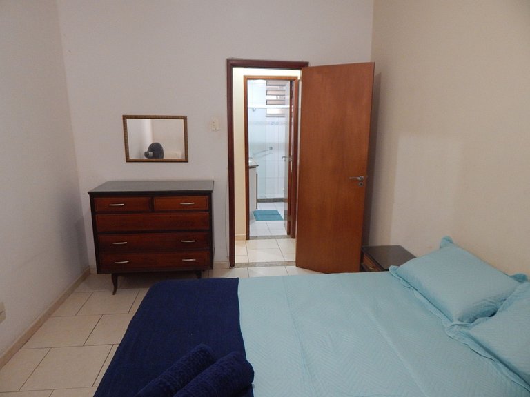 Espaçoso apto de 1 quarto na quadra da Praia