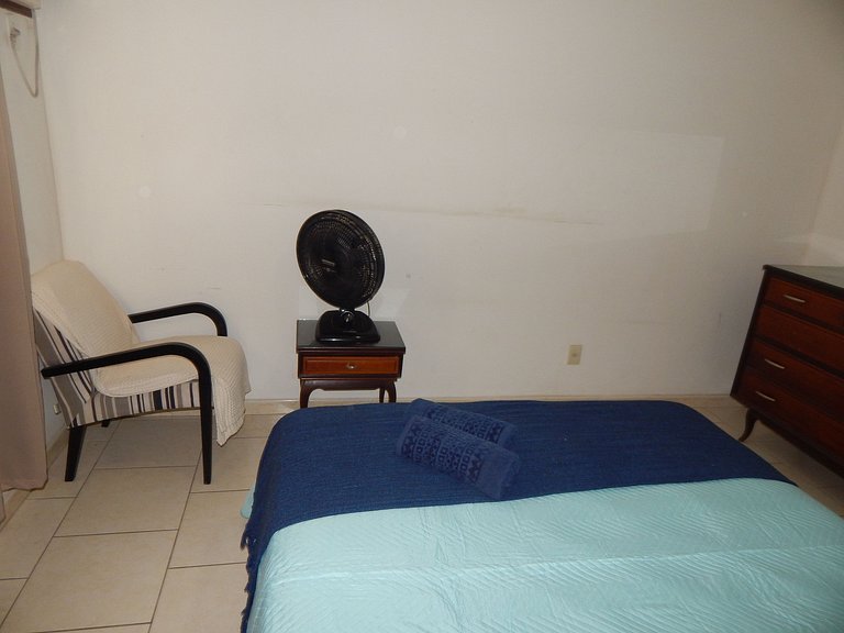 Espaçoso apto de 1 quarto na quadra da Praia