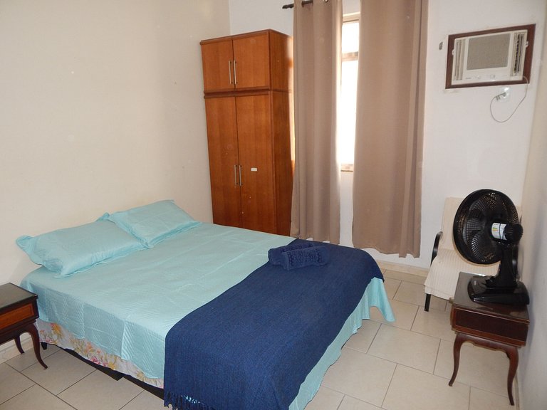 Espaçoso apto de 1 quarto na quadra da Praia