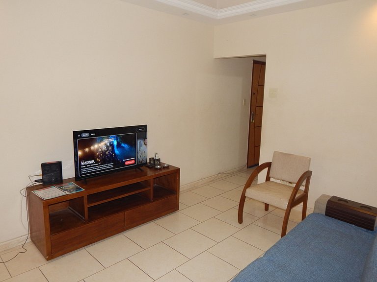 Espaçoso apto de 1 quarto na quadra da Praia
