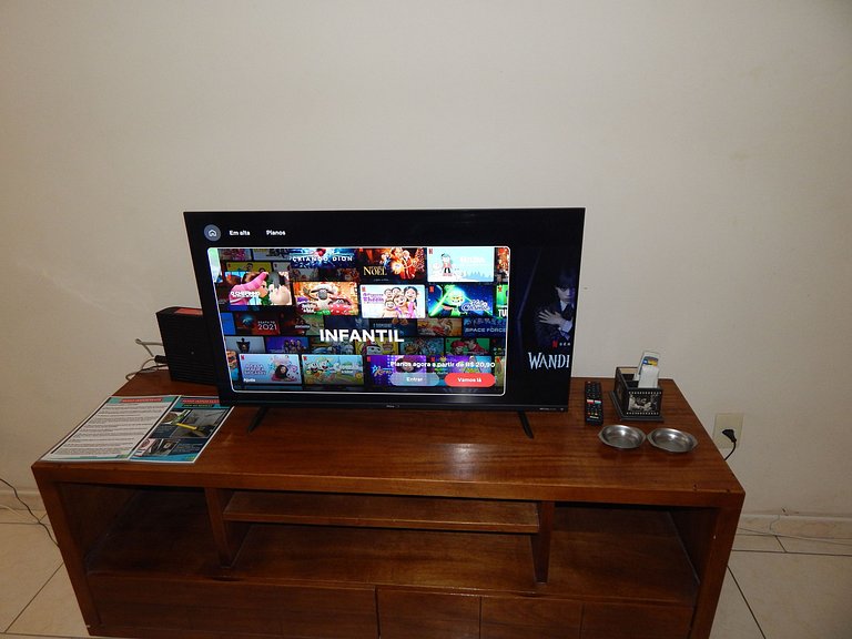 Espaçoso apto de 1 quarto na quadra da Praia