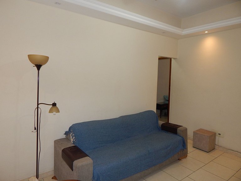 Espaçoso apto de 1 quarto na quadra da Praia
