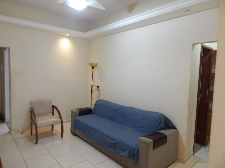 Espaçoso apto de 1 quarto na quadra da Praia