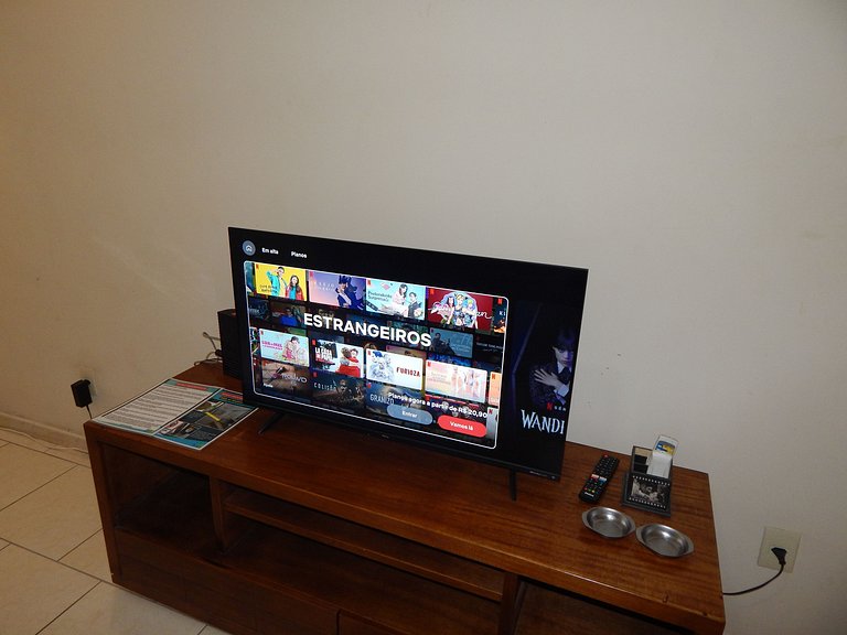 Espaçoso apto de 1 quarto na quadra da Praia
