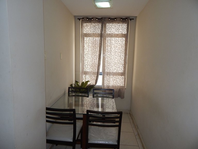 Espaçoso apto de 1 quarto na quadra da Praia