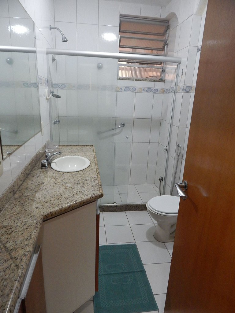 Espaçoso apto de 1 quarto na quadra da Praia