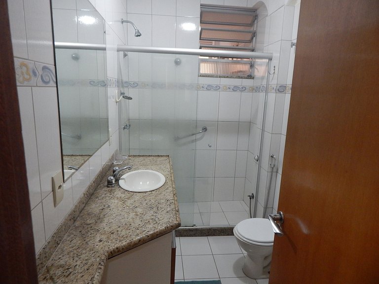 Espaçoso apto de 1 quarto na quadra da Praia
