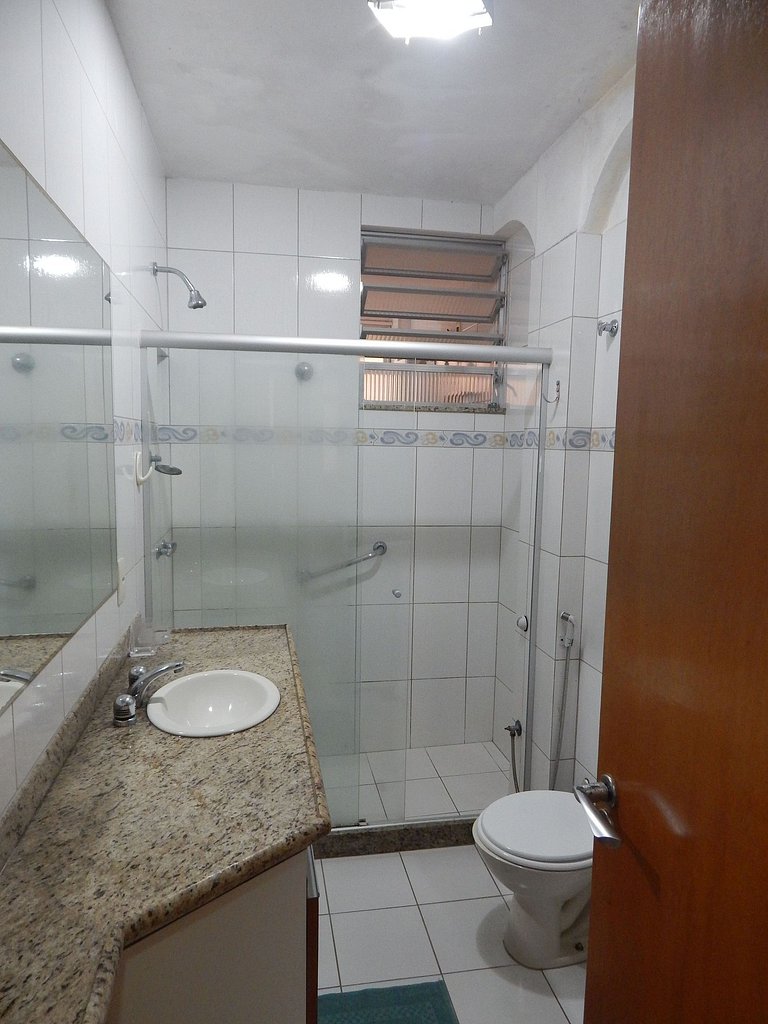 Espaçoso apto de 1 quarto na quadra da Praia