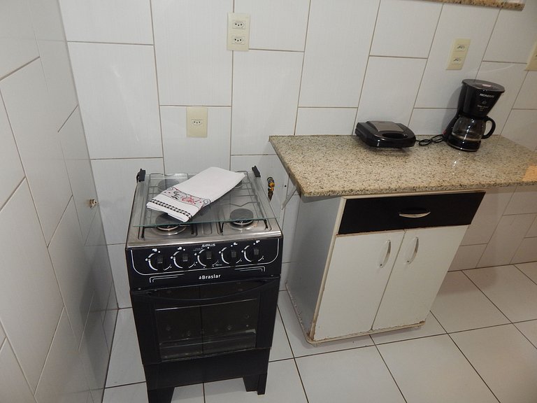 Espaçoso apto de 1 quarto na quadra da Praia