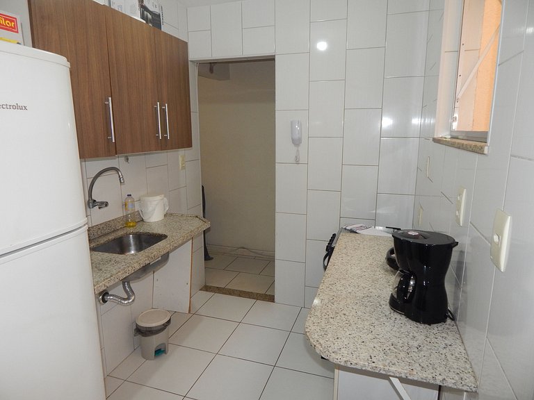Espaçoso apto de 1 quarto na quadra da Praia