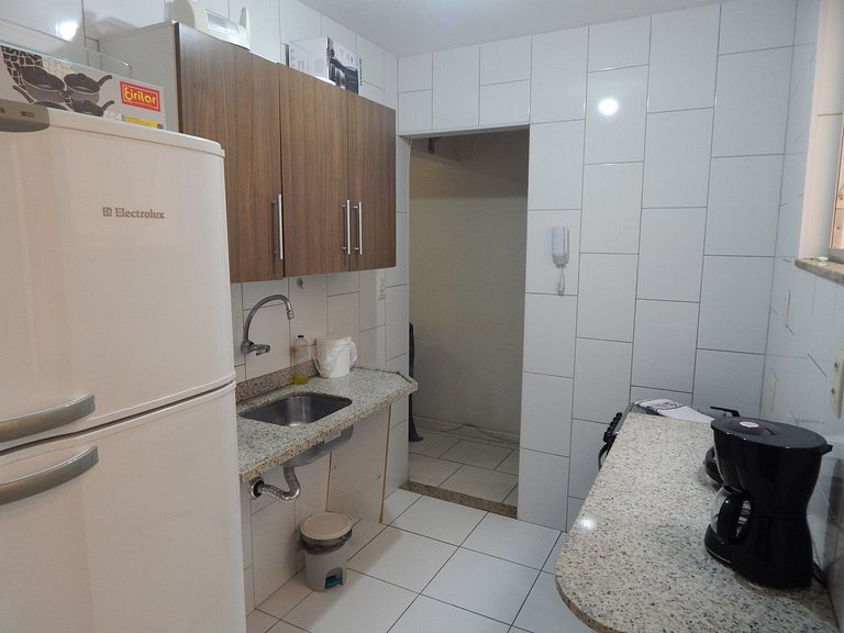 Espaçoso apto de 1 quarto na quadra da Praia