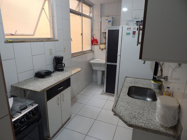 Espaçoso apto de 1 quarto na quadra da Praia