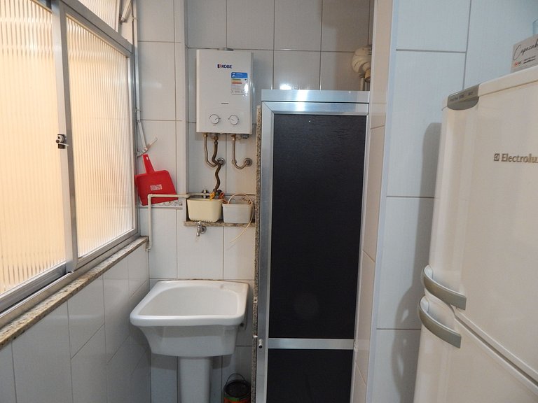 Espaçoso apto de 1 quarto na quadra da Praia