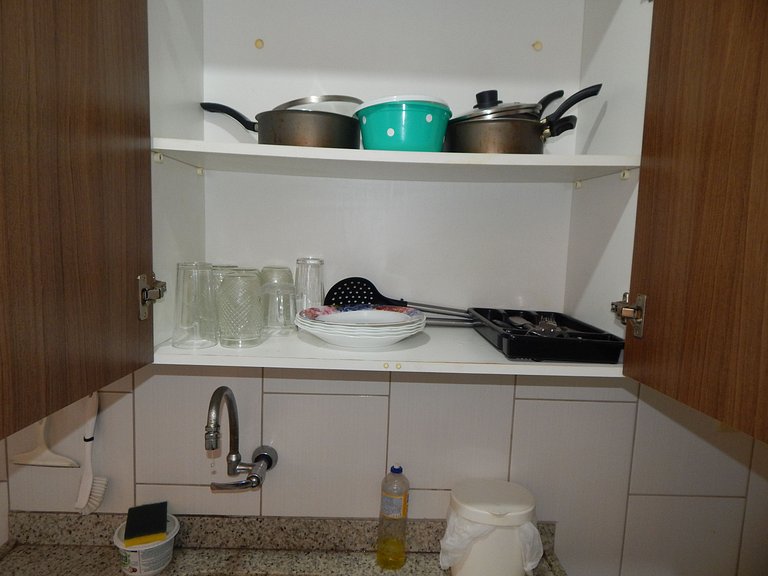 Espaçoso apto de 1 quarto na quadra da Praia
