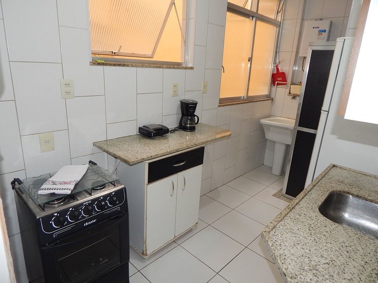 Espaçoso apto de 1 quarto na quadra da Praia
