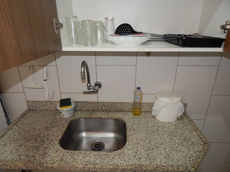 Espaçoso apto de 1 quarto na quadra da Praia